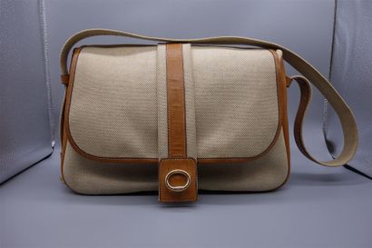 null HERMÈS Paris made in France
Grand sac gibecière en toile chinée beige et cuir...