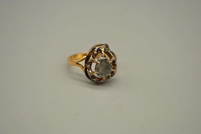 null Bague ancienne en or jaune 18K (750/oo) centrée d'un diamants taillé en rose...