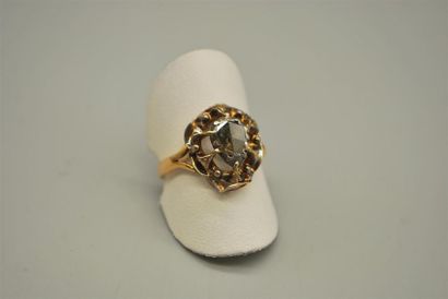 null Bague ancienne en or jaune 18K (750/oo) centrée d'un diamants taillé en rose...