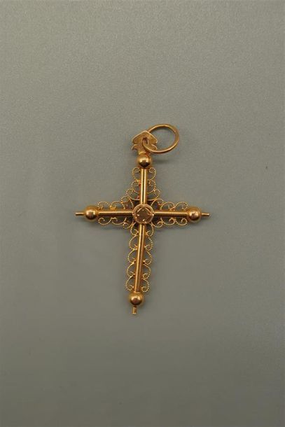 null Croix de Savoie en or jaune 18K (750/oo) à décor filigrané, la croisée des bras...