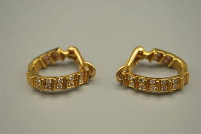 null Paire de créoles "Clips" en or jaune 18K (750/oo) ornées de lignes de diamants...