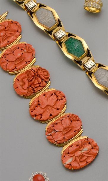 null Bracelet articulé en or jaune 18K (750/oo) à six médaillons ovales en corail...