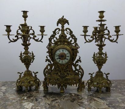null Garniture de cheminée dans le style Louis XV, en bronze orné de feuillages,...
