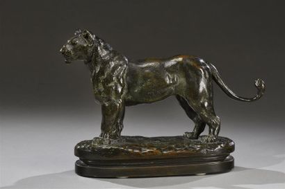 null Antoine Louis Barye (1796-1875)
Lionne d'Algérie
Bronze à patine verte et brune
Signé...