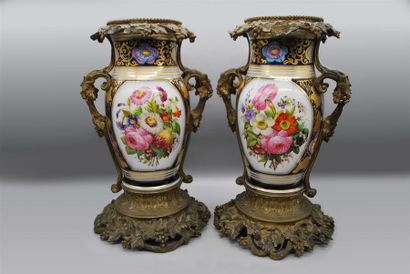 Paire de vases en porcelaine de Bayeux à...