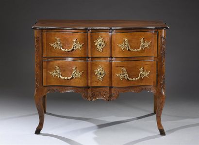 null Commode sauteuse en poirier et noyer patiné et aux moulures noircies, elle ouvre...