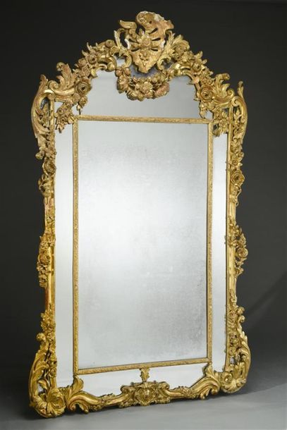 Grand miroir à parecloses dans le style Régence...