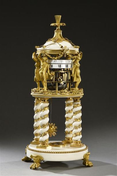 null Pendule en rotonde, en marbre blanc et bronze doré, entablement cylindrique...