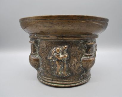 null Gros mortier en bronze orné de balustre et anges.
XVIIIème siècle.
H.13cm D.18...