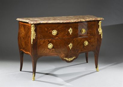 null Commode sauteuse Louis XV en bois de placage et marqueterie de bois de rose,...