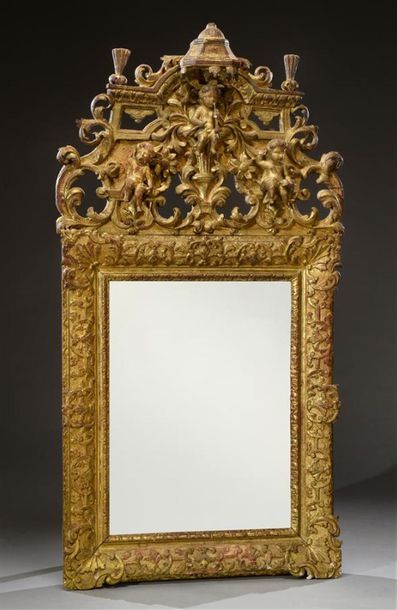 null Grand miroir Régence en bois sculpté et doré, cadre orné de coquilles et rinceaux...