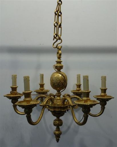 null Lustre dans le style Louis XIV en bronze doré, fût en balustre orné de quartefeuilles,...