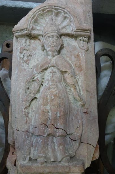 null Evêque, partie de colonne en pierre rose sculptée d'un évêque sous un porche...
