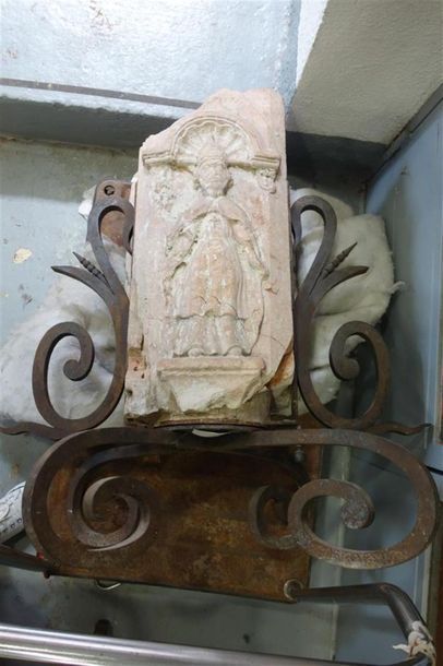 null Evêque, partie de colonne en pierre rose sculptée d'un évêque sous un porche...