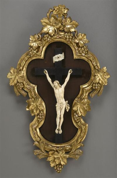 null Christ en ivoire sculpté présenté dans un cadre à contours orné de feuillages...