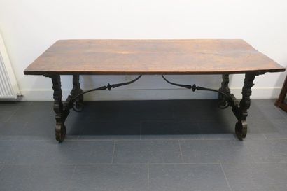 Belle grande table en bois naturel à piétement...