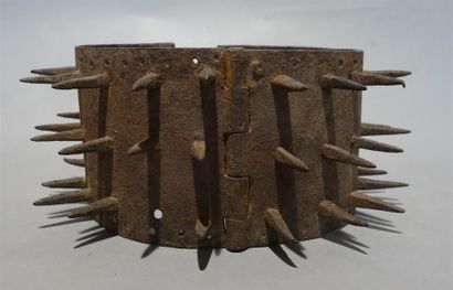 null Collier de chien en fer forgé.
XVIIIème siècle.
D. 20cm
Oxydations.