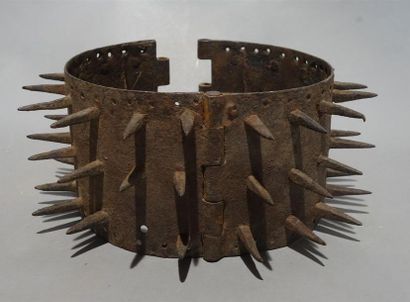 null Collier de chien en fer forgé.
XVIIIème siècle.
D. 20cm
Oxydations.