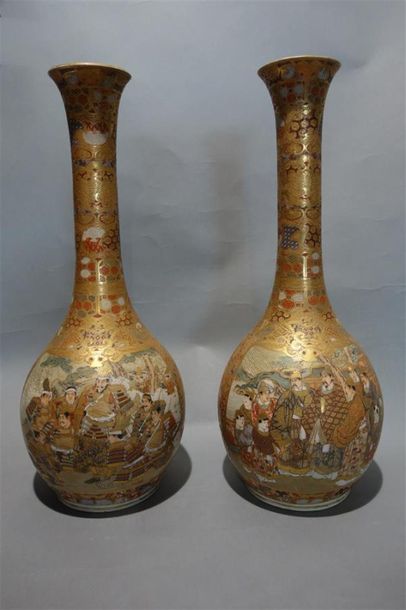 null Satsuma, belle paire de vases à long col, décor or et polychrome de scènes de...