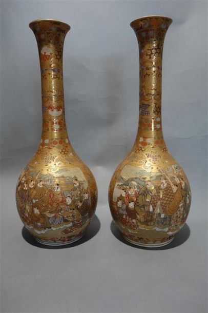 null Satsuma, belle paire de vases à long col, décor or et polychrome de scènes de...