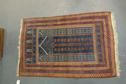 null TAPIS AFGHAN DIT BELOUTCH 2IEME MOITIE XX° 
CHAINE TRAME ET VELOURS LAINE.
144...