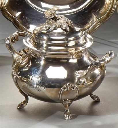 null Sucrier couvert, dans le style Louis XV, anses feuillagées, fretel en fleur.
Argent...