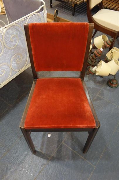 null Chaise années 50 garnie de velours rouge. 
