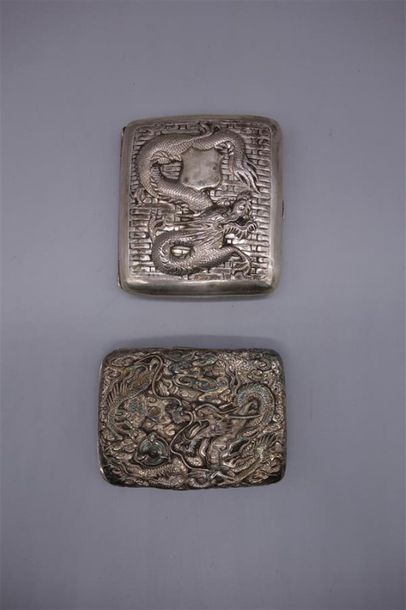null Deux ETUIS en métal argenté indochinois à décor de dragons. 167gr.