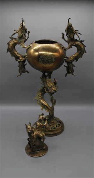 null GARNITURE en bronze doré comprenant un brûle-parfum et une paire de gongs, les...