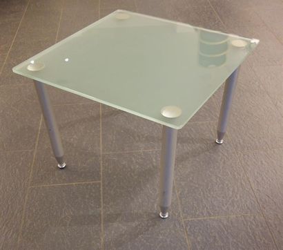 null TRAVAIL FRANCAIS
Table basse à plateau carrée en verre blanc et piètement d'angle...