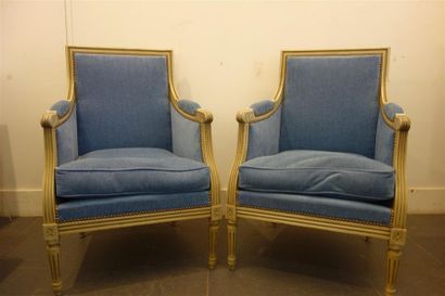 null Paire de BERGERES en bois laqué crème.
Style Louis XVI.
Garniture bleue en excellent...