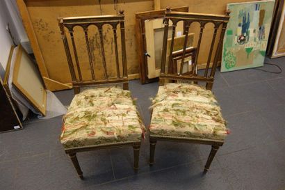 null Paire de chaises de style Louis XVI en bois peint, dossier colonnette. Accidents....