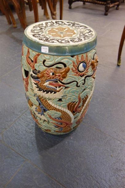 null TABOURET chinois en céramique ajourée à décor de dragons. 