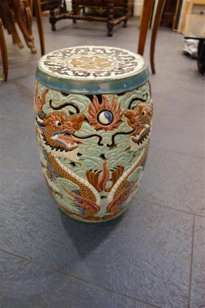 null TABOURET chinois en céramique ajourée à décor de dragons. 