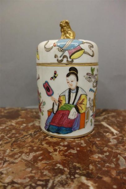 null Chine. Pot couvert en porcelaine à décor de deux dames de cour et papillons...