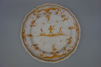 null Moustiers, assiette à contours à décor de fleurs et putti.
XVIIIème siècle.
D.25,...