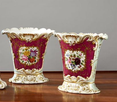 null Vieux Paris, paire de vases cornet en porcelaine turquoise, rouge et or à médaillons...
