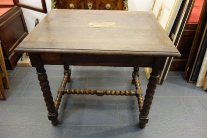 null Table de style Louis XIII ouvrant à un tiroir, piètement en H.