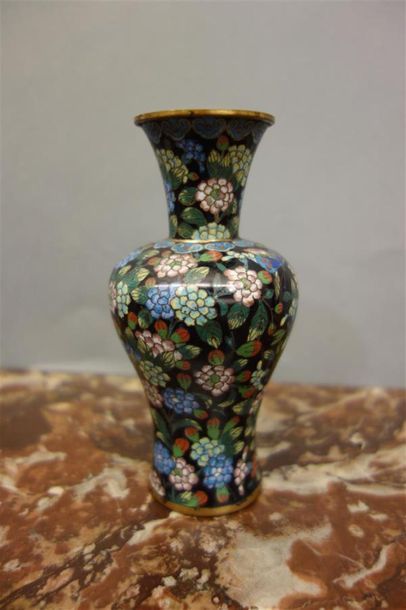 null Petit vase balustre en cloisonné à décor floral en plein. 