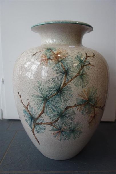 Grand vase à décor de branchages et insectes,...