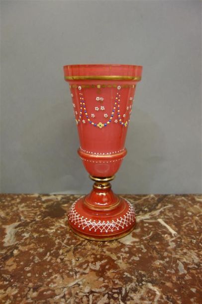 Vase en verre rubis à décor émaillé de guirlandes....
