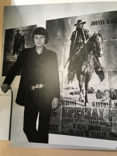 null Mario GURRIERI 
Johnny devant l'affiche du film Le Spécialiste de Sergio Corbucci...