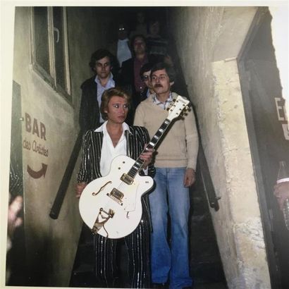 null Mario GURRIERI 
Johnny en coulisse avec un costume rayé et sa guitare, 20x20...