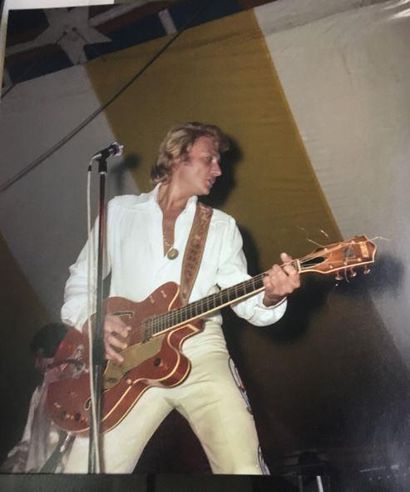 null Mario GURRIERI 
Johnny sur scène en blanc, avec sa guitare, 30x30 cm