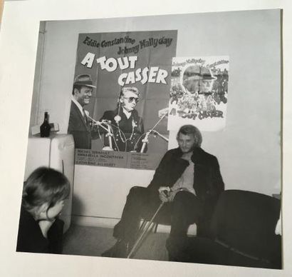 null Mario GURRIERI 
Johnny assis devant l'affiche du film A Tout Casser, 20x20 ...