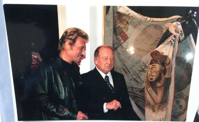 null Mario GURRIERI 
Johnny et Daniel Tribouillard avec un foulard au Musée des Tissus,...