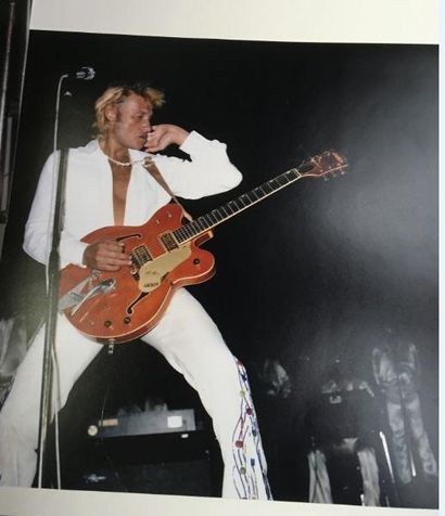 null Mario GURRIERI 
Johnny sur scène en blanc avec sa guitare, 30x30 cm
