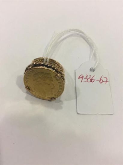 null BAGUE en or jaune ornée d'une pièce de 10 F or 1868. 7,8 gr.