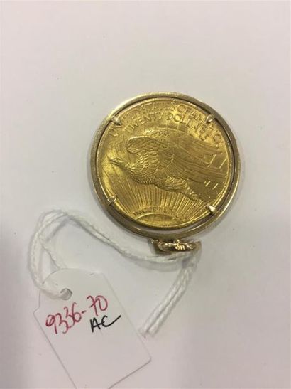 null PENDENTIF en or jaune orné d'une PIECE de 20 dollars 1924. 37,2 gr. AC 