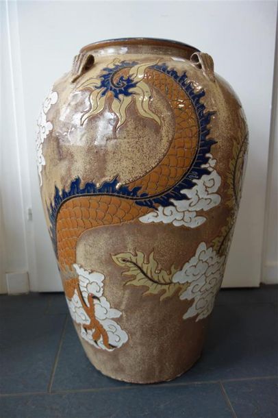null Grand vase à décor de dragon.